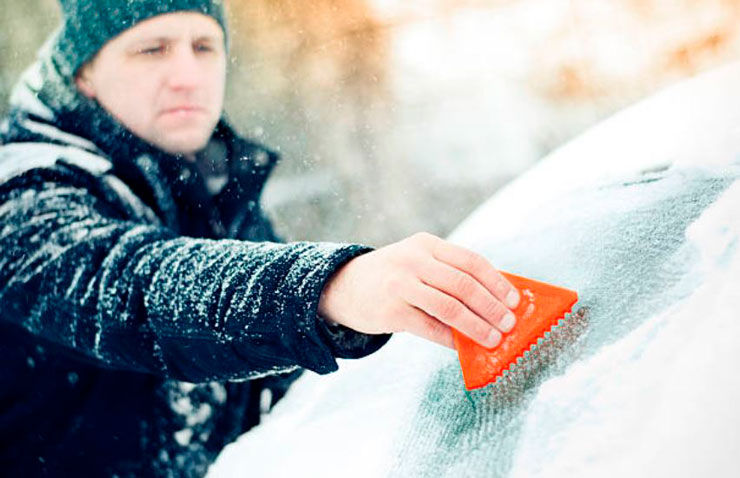 Quitar hielo del coche: Cómo quitar el hielo del parabrisas sin romperlo:  el anticongelante casero que hace 'milagros