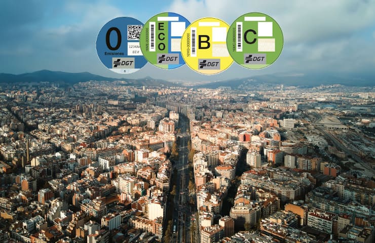 Imagen de Barcelona desde el aire, en la parte superior los cuatro tipos de etiquetas identificativas de contaminación.