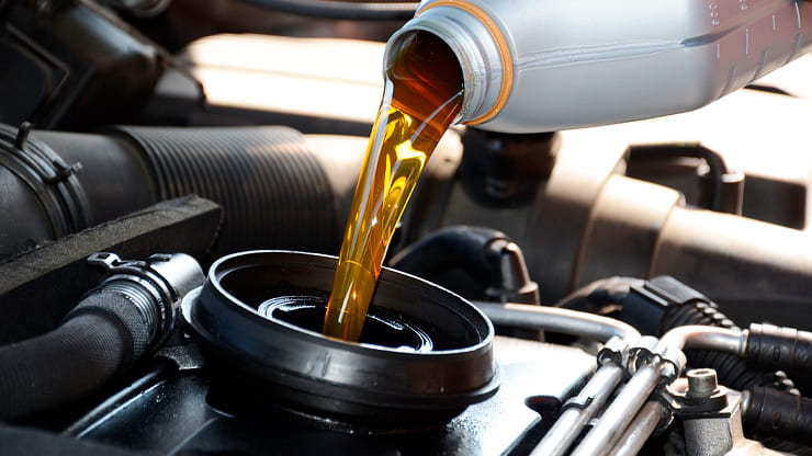 mantenimiento del coche, poniendo aceite nuevo al motor del coche