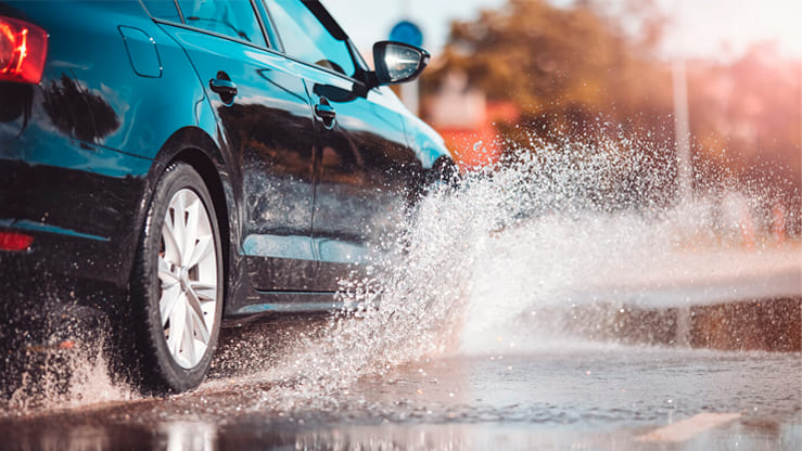 coche en movimiento sobre mojado or la lluvia