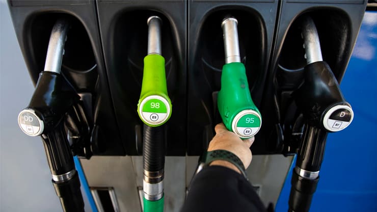 diferentes tipos de carburante en la gasolinera