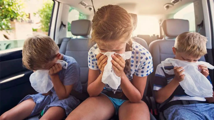 niños mareados en el coche