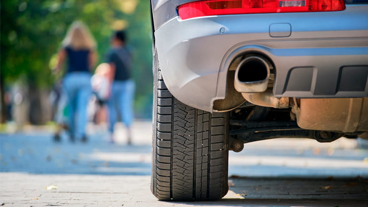 tubo de escape del coche en ciudad