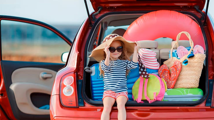 infante preparada para viaje en coche a la playa en verano